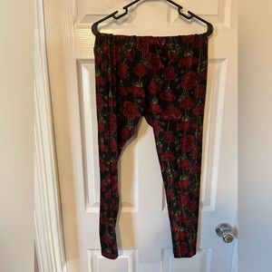 LuLaRoe Leggings in black with red roses and hearts
